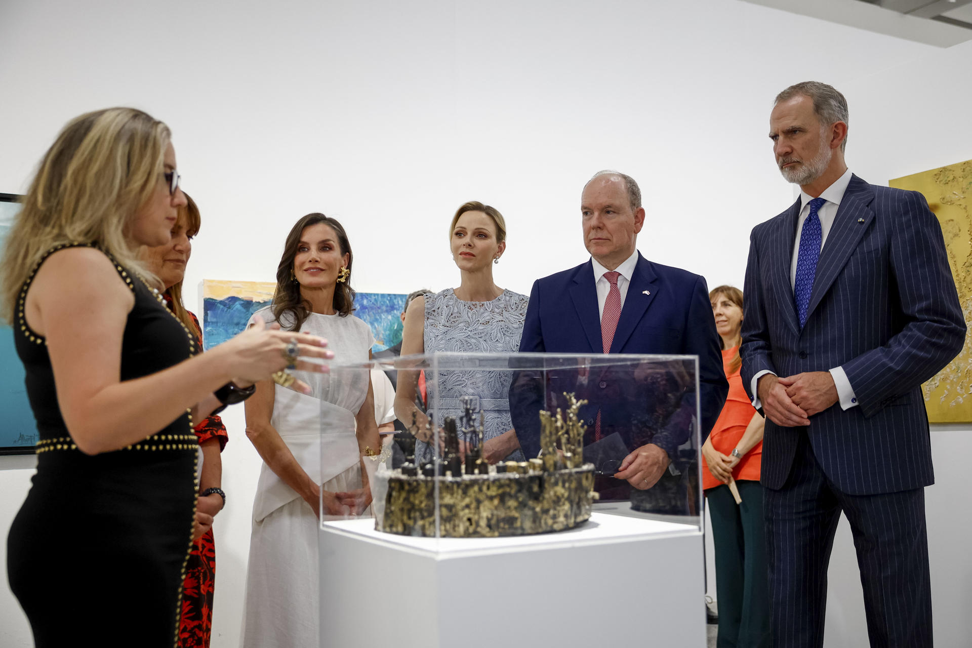 MADRID, 01/06/2026.- El rey Felipe VI, la reina Letizia, el príncipe Alberto de Mónaco (2d) y la princesa Charlene (4i) atienden explicaciones en su visita a las exposiciones conmemorativas del 150 aniversario de la apertura de la primera misión diplomática entre España y Mónaco, este lunes en el Jardín Botánico de Madrid. EFE/ Daniel Gonzalez