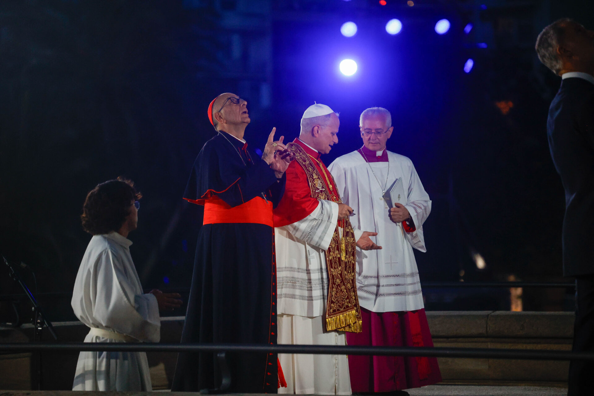 El cardenal Juan José Omella junto al Papa León XIV durante la bendición de la torre de Jesucristo de la Sagrada Familia