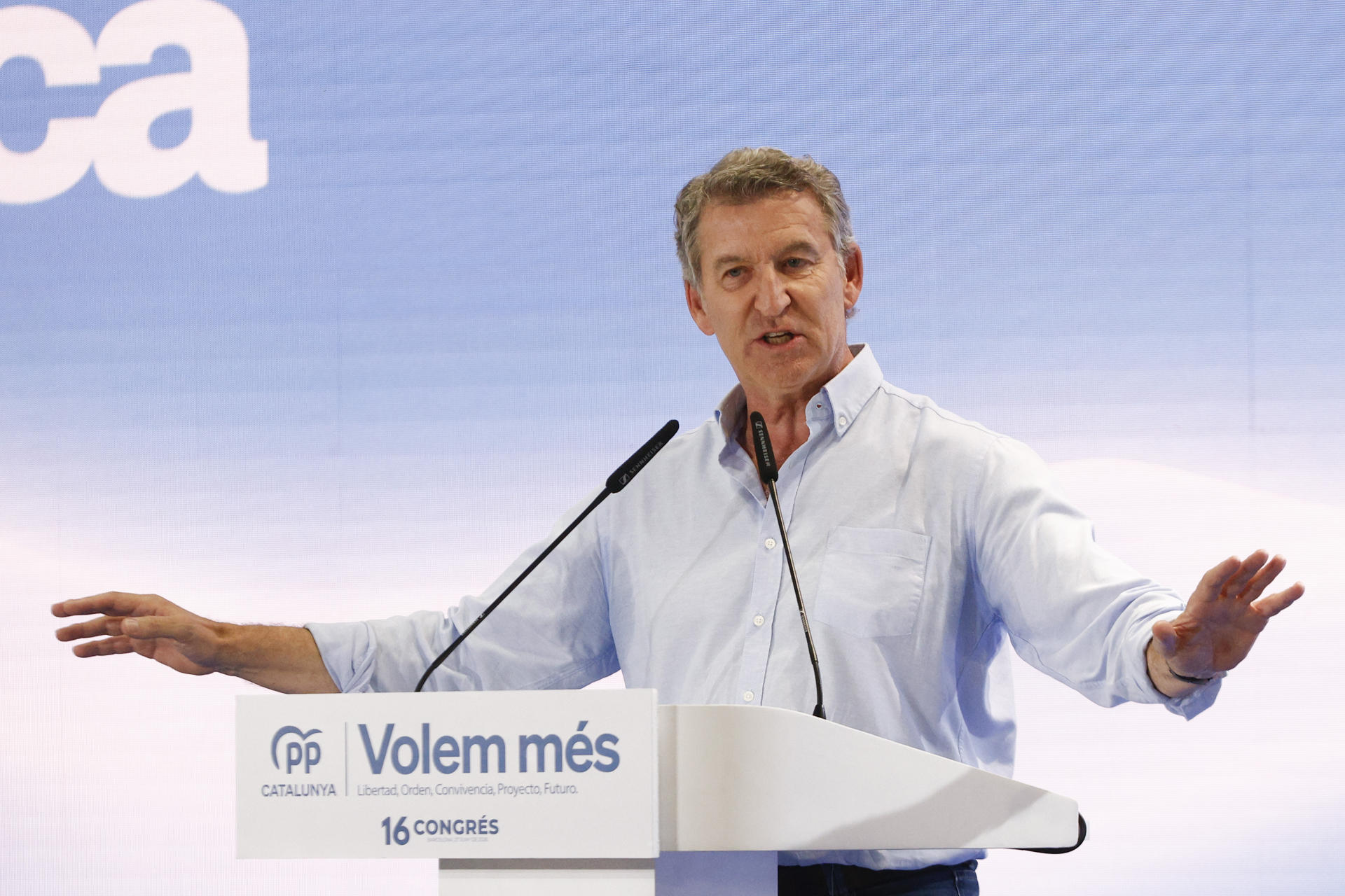 BARCELONA, 27/06/2026.- El presidente del PP, Alberto Núñez-Feijóo, interviene en la clausura del XVI Congreso del PP de Cataluña celebrado en Barcelona donde Alejandro Fernández ha sido reelegido este sábado como presidente del PP de Cataluña con el 97,51 % de los votos, en un proceso en el que no se postuló ningún candidato alternativo. EFE/ Quique Garcia