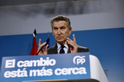FOTODELDIA MADRID, 22/06/2026.- El líder del PP, Alberto Núñez Feijóo, durante la rueda de prensa ofrecida este lunes en la sede de la formación, en Madrid. Feijoóo ha pedido este lunes al presidente del Gobierno, Pedro Sánhez, que asuma sus "responsabilidades políticas" y dimita, tras conocer la sentencia a 24 años de cárcel al exministro de Transportes José Luis Ábalos.EFE/ Rodrigo Jiménez