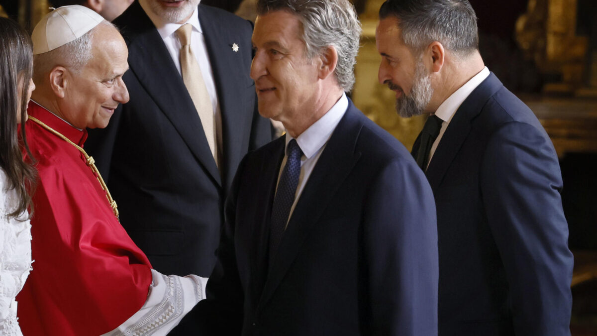 MADRID, 06/06/2026.- Los líderes del PP y VOX, Alberto Núñez Feijóo, y Santiago Abascal, respectivamente, saludan al papa León XIV durante el tradicional besamanos que ha tenido lugar en el Salón del Trono del Palacio Real, dentro de la ceremonia oficial de bienvenida al Sumo Pontífice que inicia este sábado en la capital un viaje de seis días a España. EFE/Ballesteros
