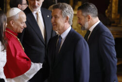 MADRID, 06/06/2026.- Los líderes del PP y VOX, Alberto Núñez Feijóo, y Santiago Abascal, respectivamente, saludan al papa León XIV durante el tradicional besamanos que ha tenido lugar en el Salón del Trono del Palacio Real, dentro de la ceremonia oficial de bienvenida al Sumo Pontífice que inicia este sábado en la capital un viaje de seis días a España. EFE/Ballesteros