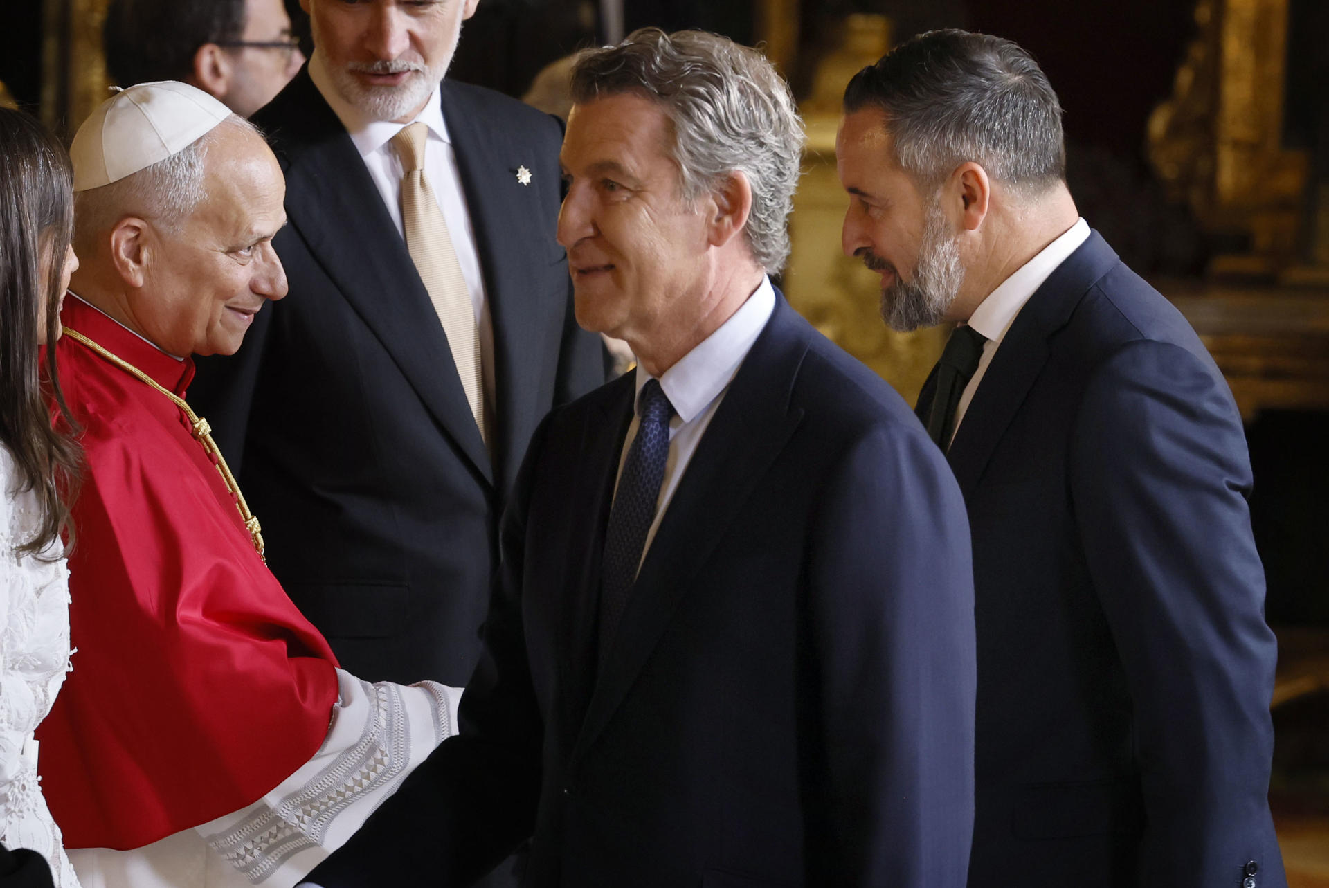 MADRID, 06/06/2026.- Los líderes del PP y VOX, Alberto Núñez Feijóo, y Santiago Abascal, respectivamente, saludan al papa León XIV durante el tradicional besamanos que ha tenido lugar en el Salón del Trono del Palacio Real, dentro de la ceremonia oficial de bienvenida al Sumo Pontífice que inicia este sábado en la capital un viaje de seis días a España. EFE/Ballesteros