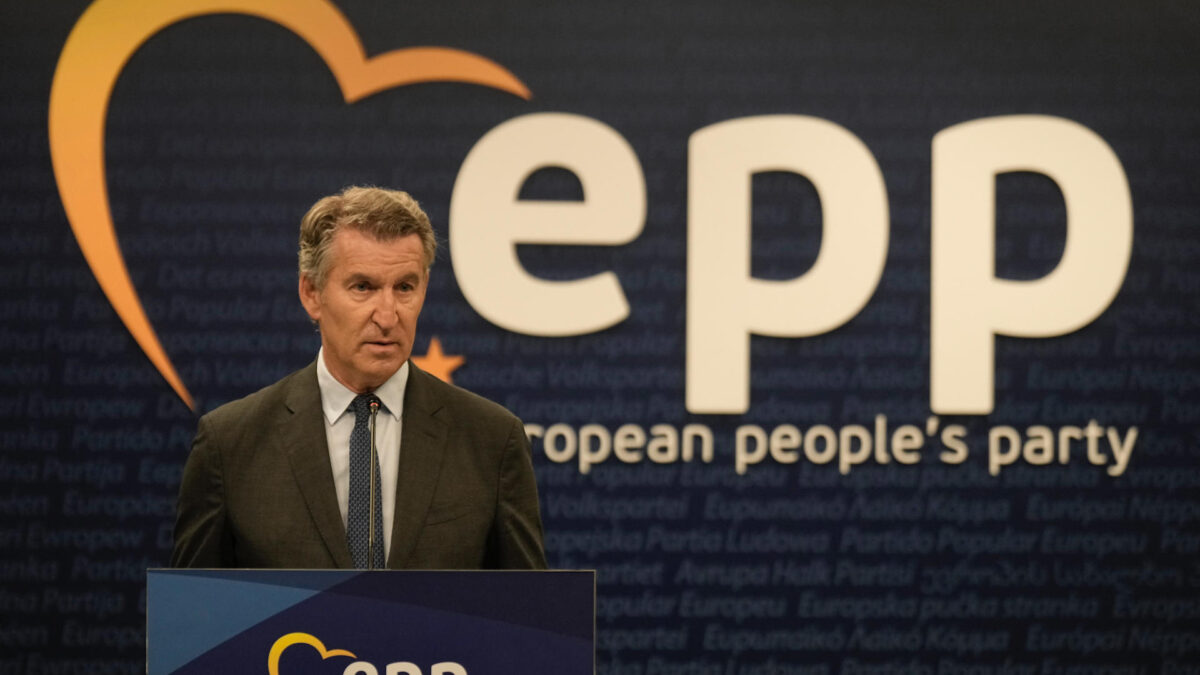 El presidente del PP, Alberto Núñez Feijóo, en la sede del Partido Popular Europeo en Bruselas