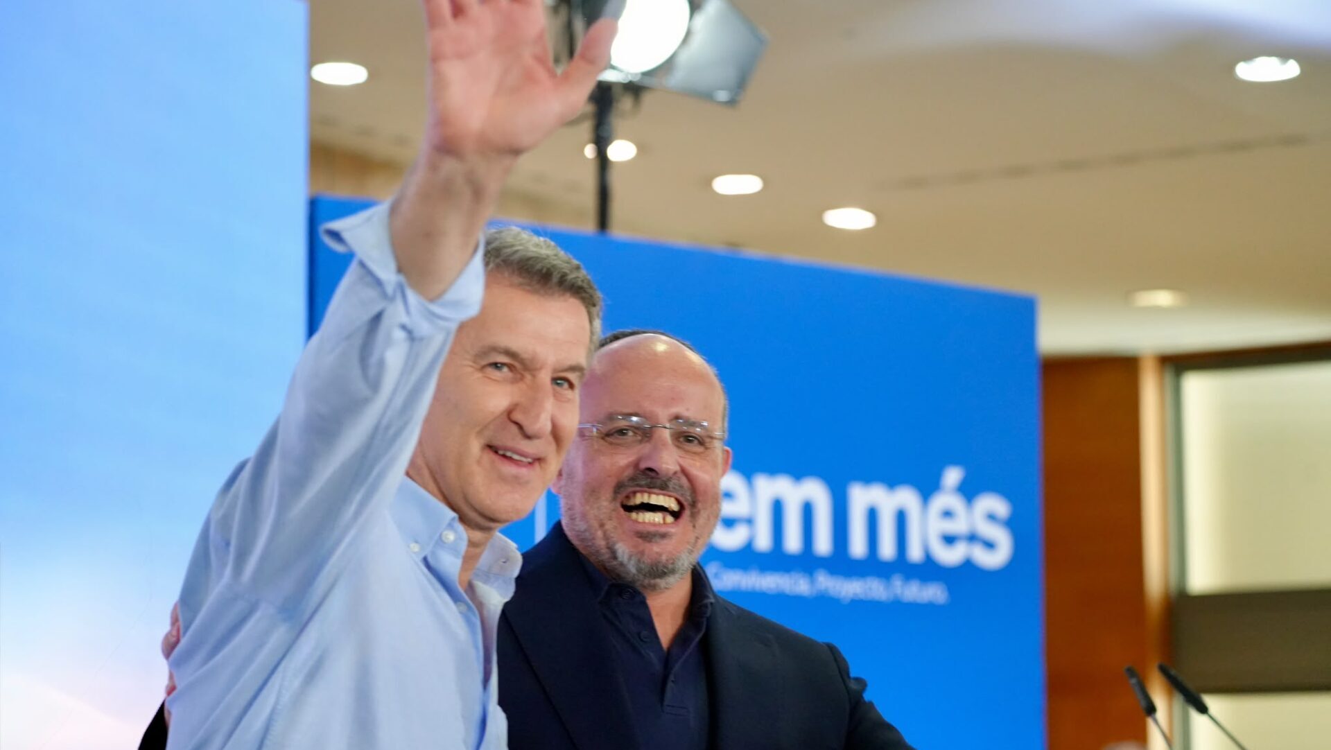 El presidente del PP, Alberto Núñez Feijóo junto al presidente del PP catalán, Alejandro Fernández