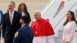 Los Reyes Felipe y Letizia reciben a León XIV a su llegada al aeropuerto de Adolfo Suárez Madrid-Barajas.
