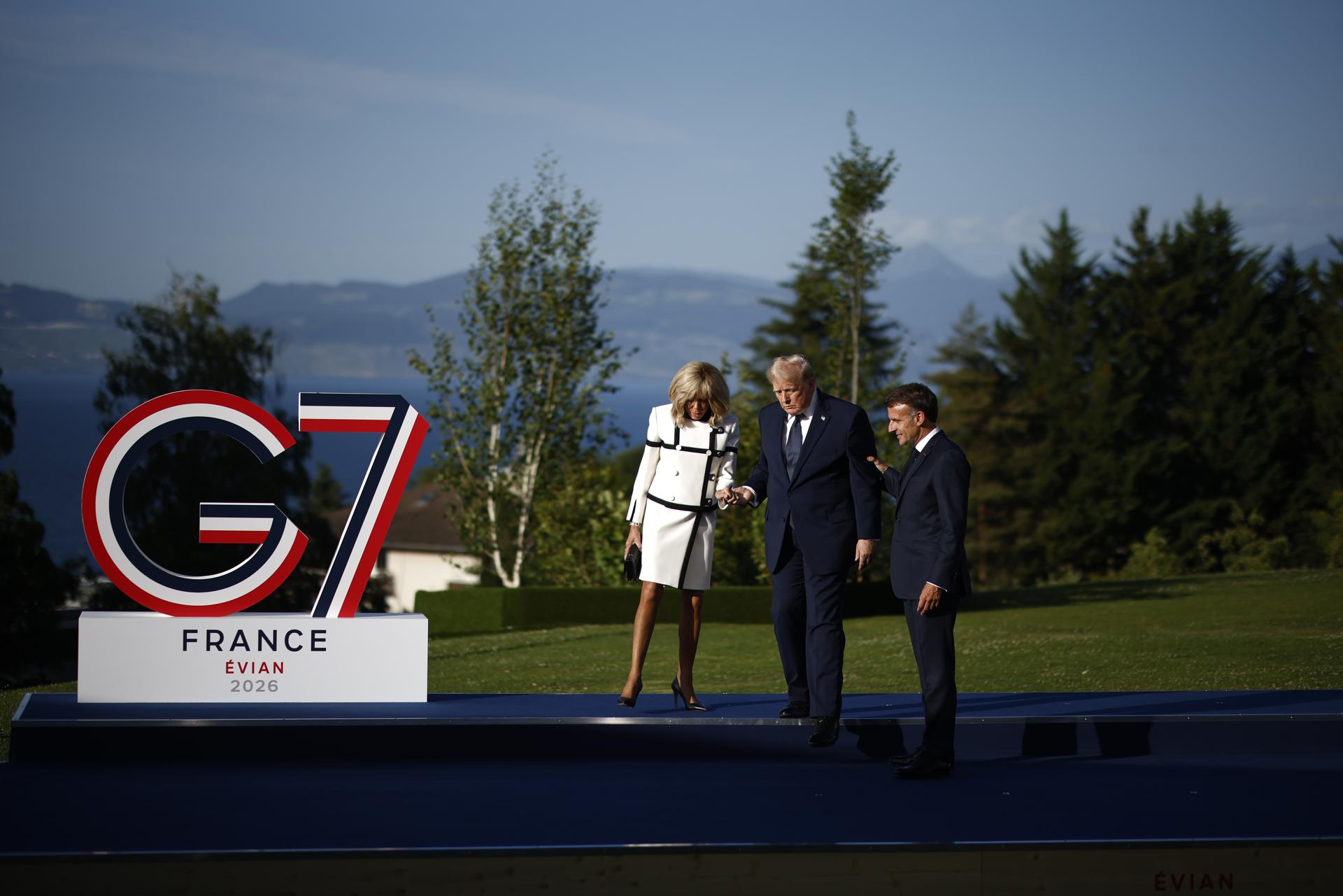 EVIAN-LES-BAINS (France), 15/06/2026.- French President Emmanuel Macron (R) and his wife Brigitte Macron (L) welcome US President Donald J. Trump (C) at the Hotel Royal ahead of the G7 summit in Evian-les-Bains, France, 15 June 2026. The 52nd G7 Summit takes place in Evian-les-Bains from 15 to 17 June 2026. (Francia) EFE/EPA/YOAN VALAT