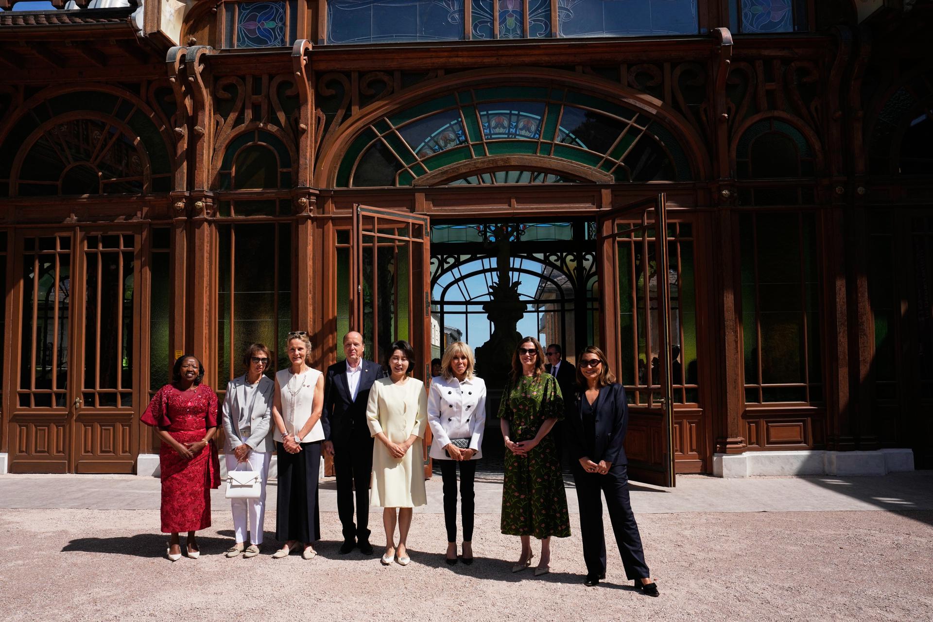 EVIAN-LES-BAINS (FRA), 17/06/2026.- (L-R) Kenya's Rachel Kimetto, Germany's Charlotte Merz, Canada's Diana Fox Carney, Germany's Heiko von der Leyen, South Koreas ??Kim Hye-kyung, France's Brigitte Macron, Britain's Victoria Starmer and Brazil's Janja Lula da Silva pose for a photo during the spouses program on the sidelines of the G7 summit in Evian-les-Bains, France, 17 June 2026. (Brasil, Francia, Alemania, Kenia, Reino Unido) EFE/EPA/CHRISTOPHE ENA / POOL MAXPPP OUT