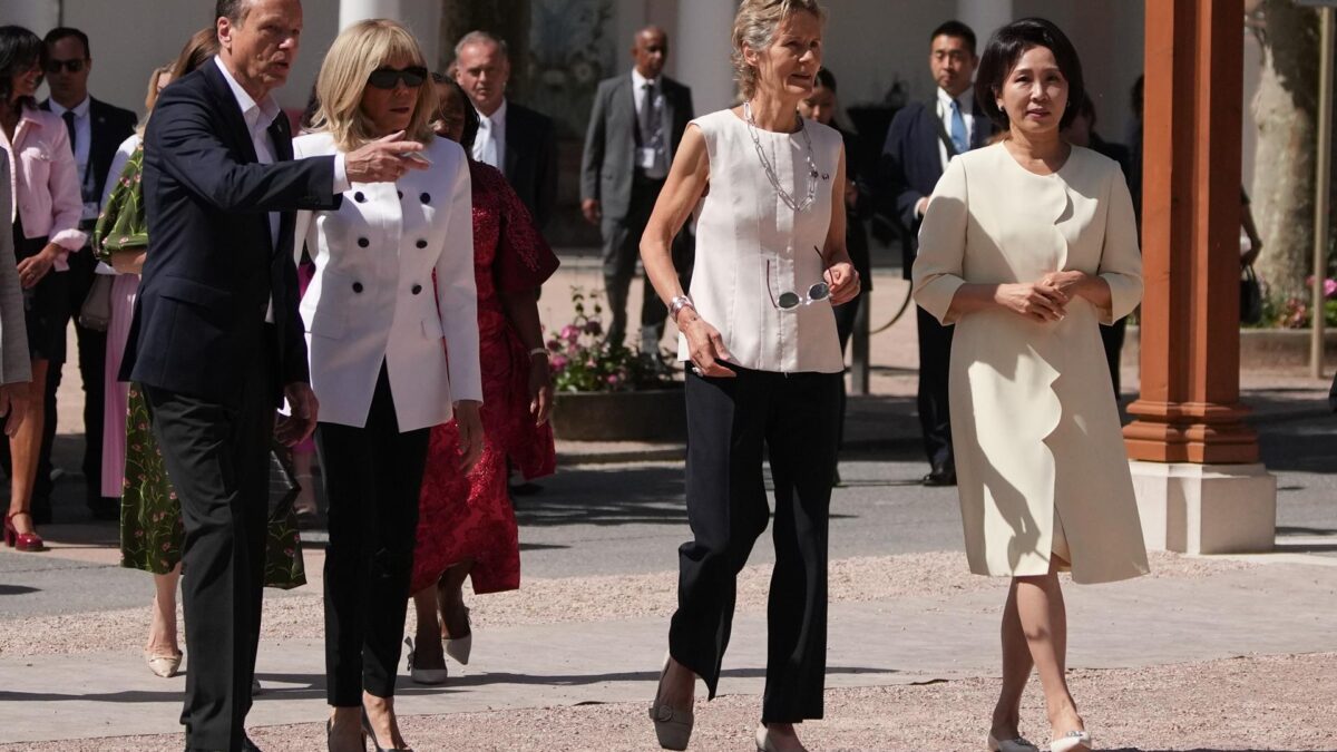 EVIAN-LES-BAINS (FRA), 17/06/2026.- (L-R) Germany's Heiko von der Leyen, France's Brigitte Macron, Canada's Diana Fox Carney, and South Koreas ??Kim Hye-kyung, arrive for an event part the spouses program on the sidelines of the G7 summit in Evian-les-Bains, France, 17 June 2026. (Francia, Alemania) EFE/EPA/CHRISTOPHE ENA / POOL MAXPPP OUT