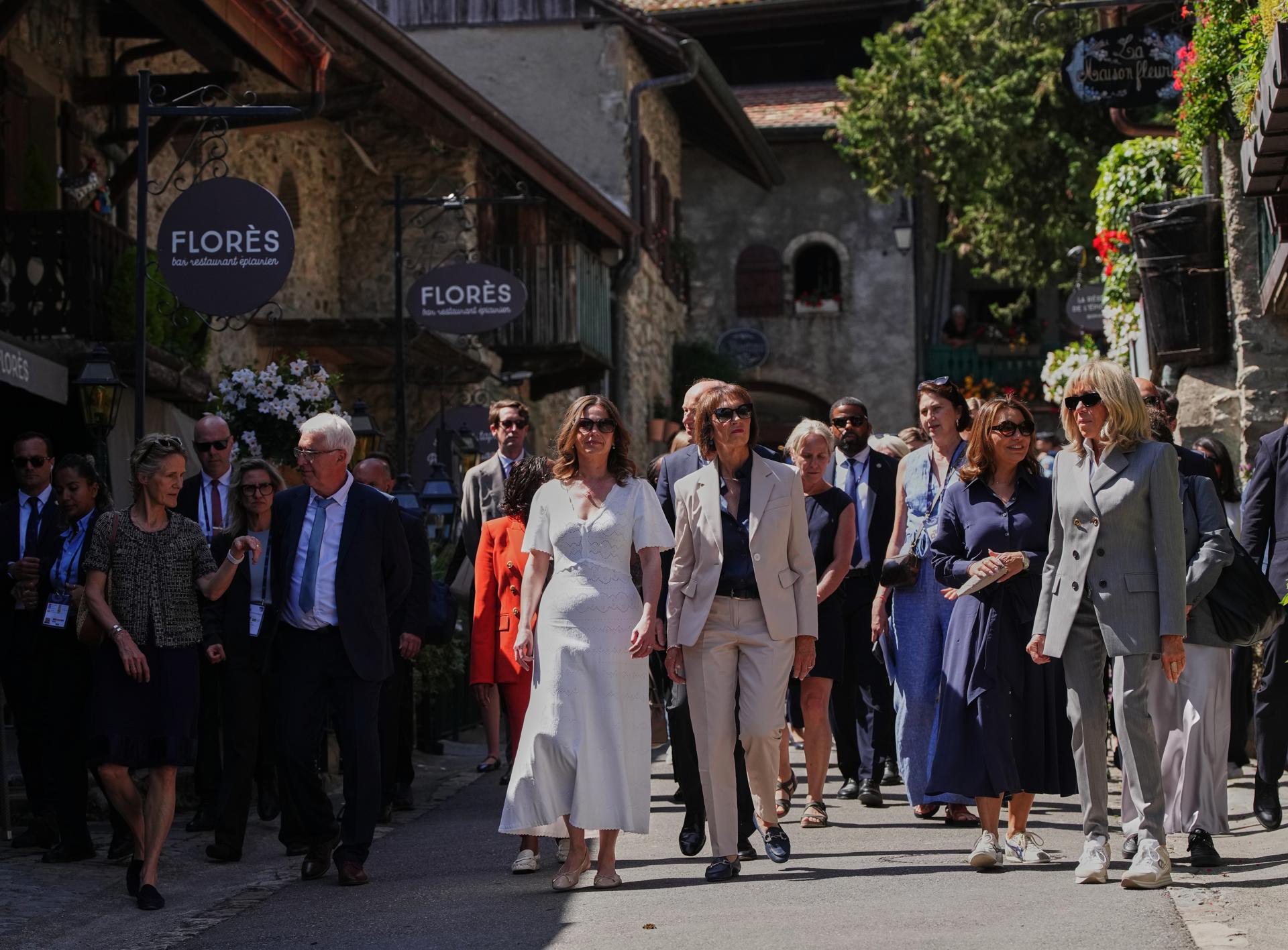 Yvoire (FRA), 16/06/2026.- Canada's Diana Fox Carney (L), Britain's Victoria Starmer (C-L), Germany's Charlotte Merz (C-R), Brazil's Janja Lula da Silva (2-R), and France's Brigitte Macron (R) attend a spouses program on the sidelines of the G7 summit in Yvoire, France, 16 June 2026. The 52nd G7 Summit takes place in Evian-les-Bains from 15 to 17 June 2026. (Brasil, Francia, Alemania, Reino Unido) EFE/EPA/Christophe Ena / POOL MAXPPP OUT