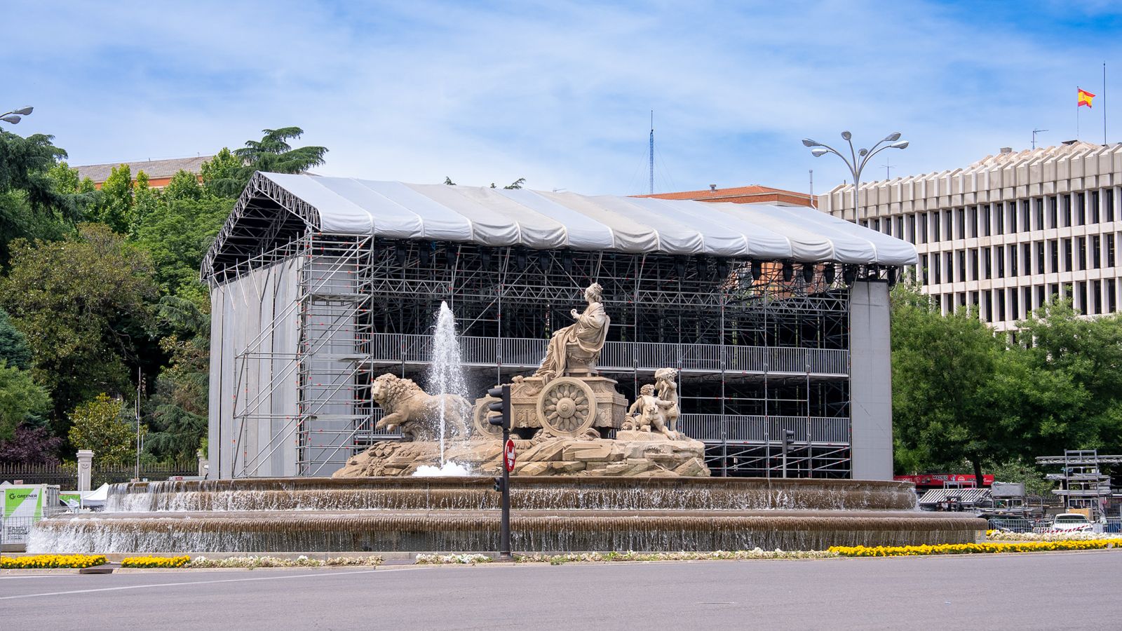 Edificio temporal de tres alturas para albergar a la prensa en la plaza de Cibeles de Madrid, erigido por M2F