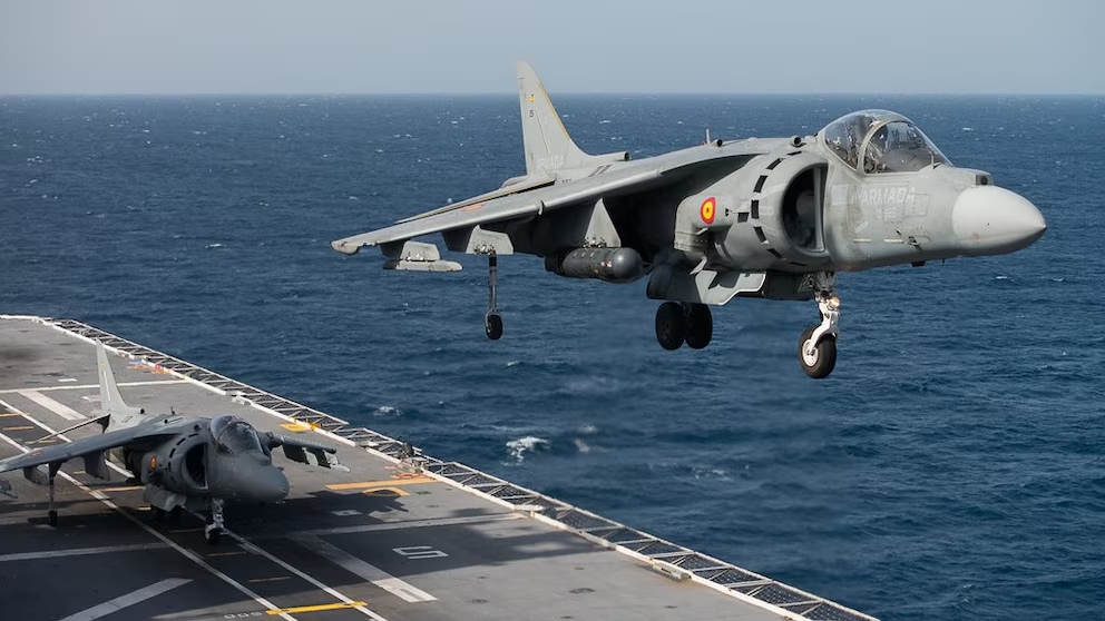 Harrier despegando de la cubierta del buque Juan Carlos I