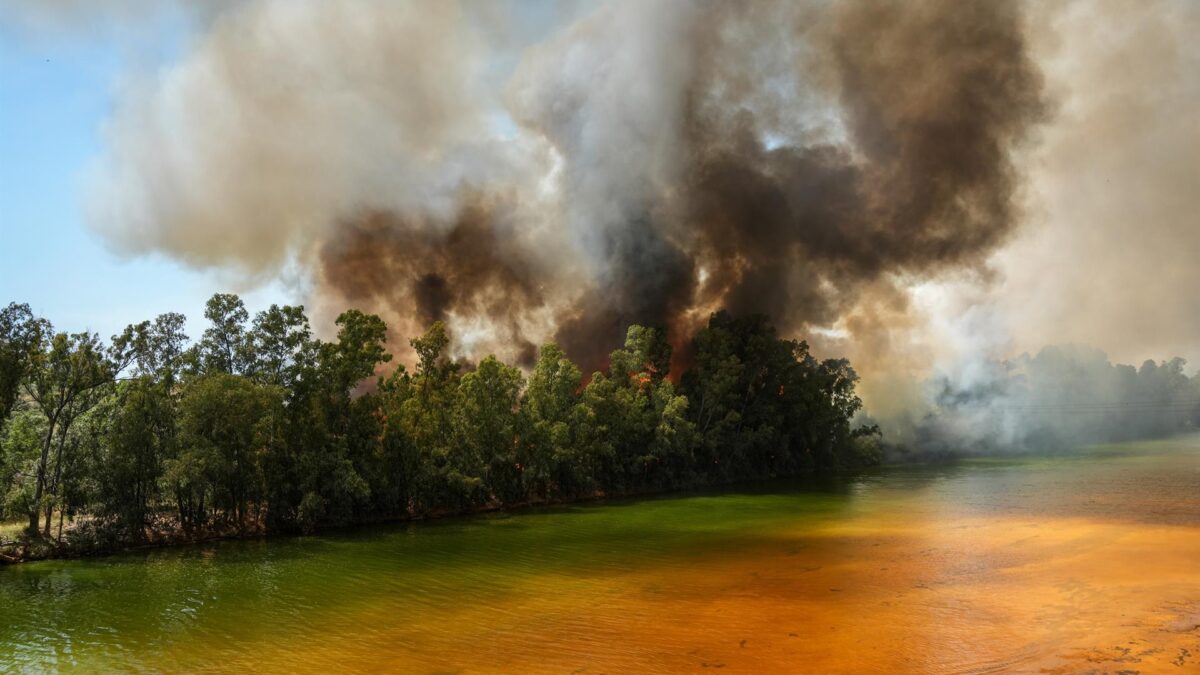Columna de humo provocada por el incendio que se originó este lunes en un paraje de Villanueva de los Castillejos. - María José López - Europa Press
