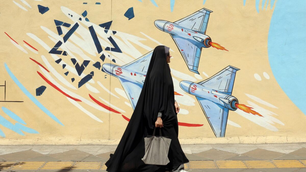 -FOTODELDIA- TEHERÁN (ES-ES), 03/06/2026.- Una mujer pasa delante de un mural contra Israel, este miércoles en Teherán. El presidente de Estados Unidos, Donald Trump, abrió la puerta, en una entrevista publicada este miércoles, a reunirse con el líder supremo de Irán, el ayatolá Mojtaba Jameneí. "Me gustaría conocerlo. Me encantaría conocer a todo el mundo. Me gustaría conocerlo y probablemente nos reuniremos en algún momento, dependiendo de cómo se desarrollen las cosas", declaró Trump en el pódcast 'Pod Force One' del New York Post. EFE/ Abedin Taherkenareh - SOLO USO EDITORIAL/SOLO DISPONIBLE PARA ILUSTRAR LA NOTICIA QUE ACOMPAÑA (CRÉDITO OBLIGATORIO)/PROHIBIDO SU SU USO A MEDIOS ISRAELÍES O DE IDIOMA PERSA -