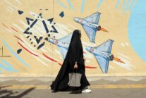 -FOTODELDIA- TEHERÁN (ES-ES), 03/06/2026.- Una mujer pasa delante de un mural contra Israel, este miércoles en Teherán. El presidente de Estados Unidos, Donald Trump, abrió la puerta, en una entrevista publicada este miércoles, a reunirse con el líder supremo de Irán, el ayatolá Mojtaba Jameneí. "Me gustaría conocerlo. Me encantaría conocer a todo el mundo. Me gustaría conocerlo y probablemente nos reuniremos en algún momento, dependiendo de cómo se desarrollen las cosas", declaró Trump en el pódcast 'Pod Force One' del New York Post. EFE/ Abedin Taherkenareh - SOLO USO EDITORIAL/SOLO DISPONIBLE PARA ILUSTRAR LA NOTICIA QUE ACOMPAÑA (CRÉDITO OBLIGATORIO)/PROHIBIDO SU SU USO A MEDIOS ISRAELÍES O DE IDIOMA PERSA -