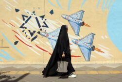 -FOTODELDIA- TEHERÁN (ES-ES), 03/06/2026.- Una mujer pasa delante de un mural contra Israel, este miércoles en Teherán. El presidente de Estados Unidos, Donald Trump, abrió la puerta, en una entrevista publicada este miércoles, a reunirse con el líder supremo de Irán, el ayatolá Mojtaba Jameneí. "Me gustaría conocerlo. Me encantaría conocer a todo el mundo. Me gustaría conocerlo y probablemente nos reuniremos en algún momento, dependiendo de cómo se desarrollen las cosas", declaró Trump en el pódcast 'Pod Force One' del New York Post. EFE/ Abedin Taherkenareh - SOLO USO EDITORIAL/SOLO DISPONIBLE PARA ILUSTRAR LA NOTICIA QUE ACOMPAÑA (CRÉDITO OBLIGATORIO)/PROHIBIDO SU SU USO A MEDIOS ISRAELÍES O DE IDIOMA PERSA -