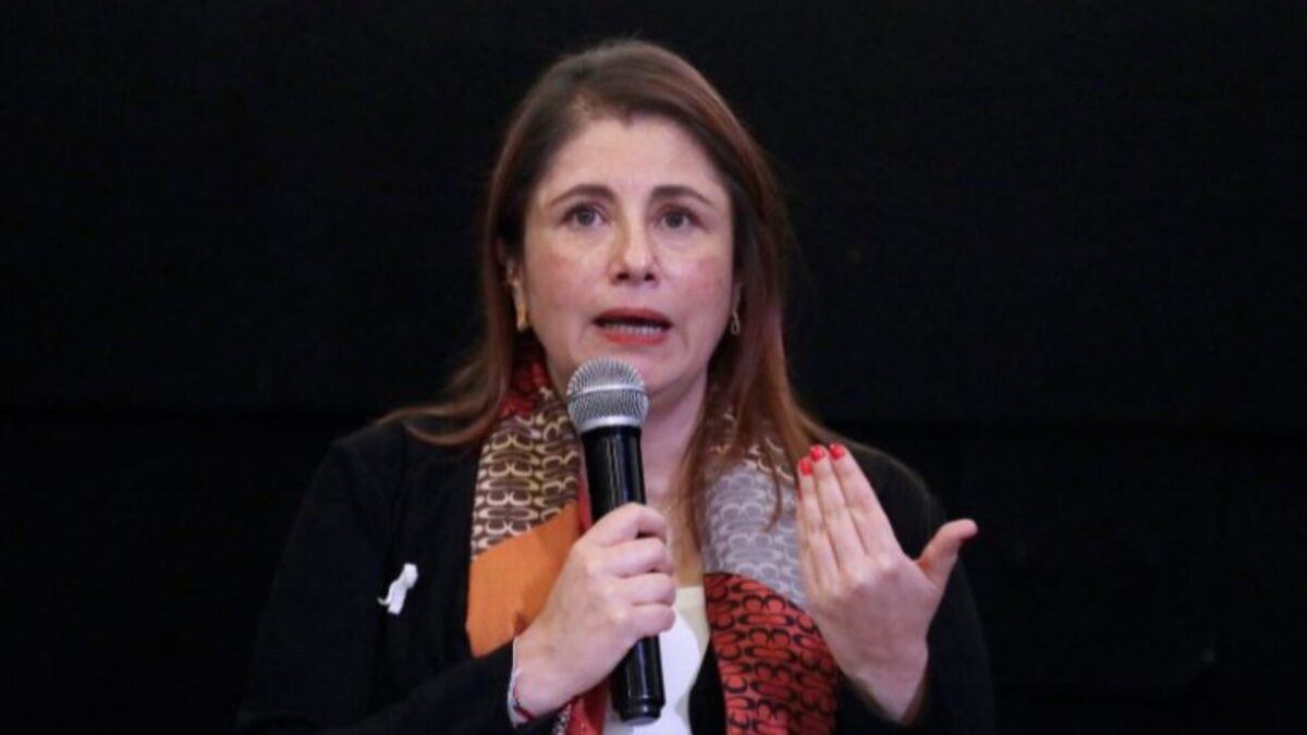 Imagen de archivo 26/11/2025 de la La Defensora del Pueblo, Iris Marín Ortiz, habla durante un acto, en Bogotá (Colombia). EFE/ Carlos Ortega