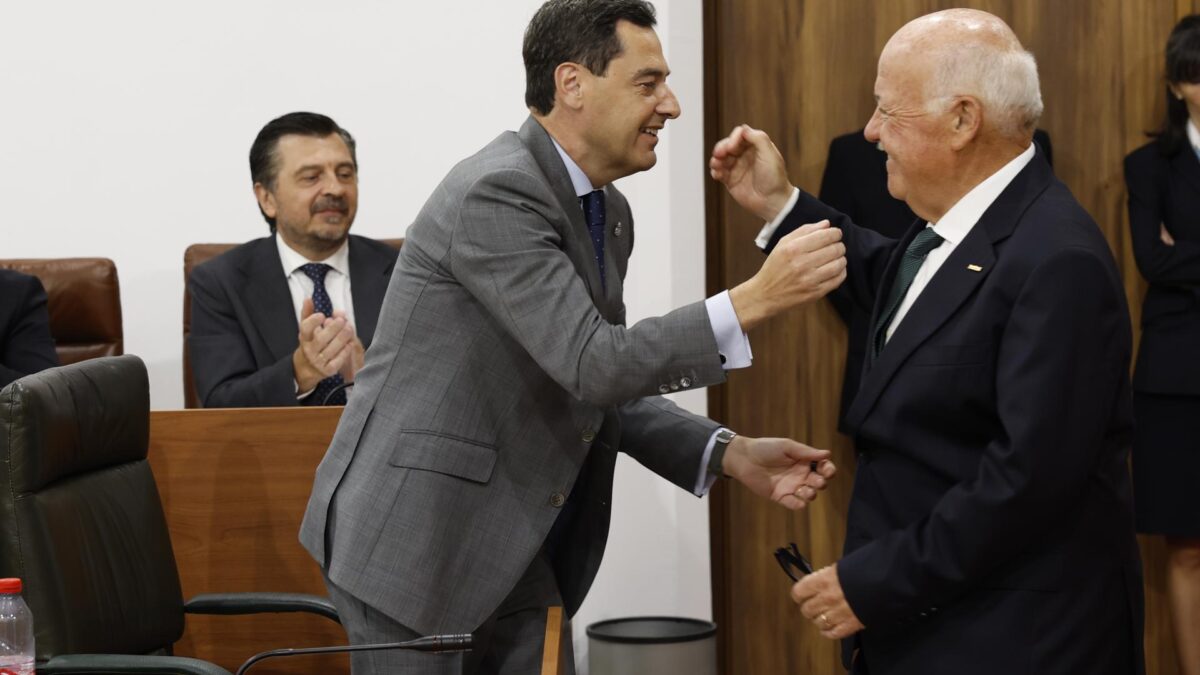 Juanma Moreno saluda a Jesús Aguirre nuevo presidente del Parlamento de Andalucía