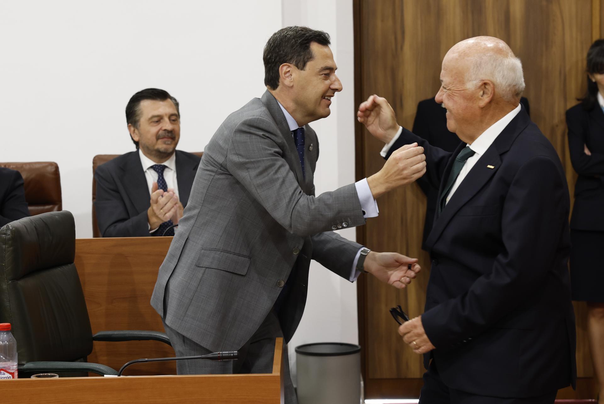 Juanma Moreno saluda a Jesús Aguirre nuevo presidente del Parlamento de Andalucía