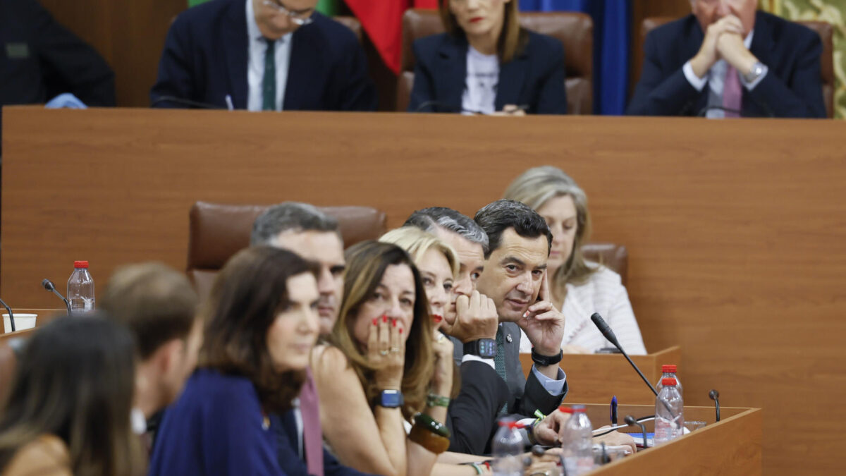 El líder popular Juanma Moreno durante la segunda jornada del debate de su investidura en el Parlamento andaluz.