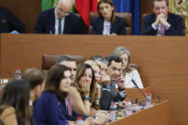 El líder popular Juanma Moreno durante la segunda jornada del debate de su investidura en el Parlamento andaluz.
