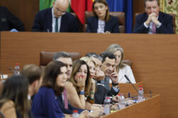 El líder popular Juanma Moreno durante la segunda jornada del debate de su investidura en el Parlamento andaluz.