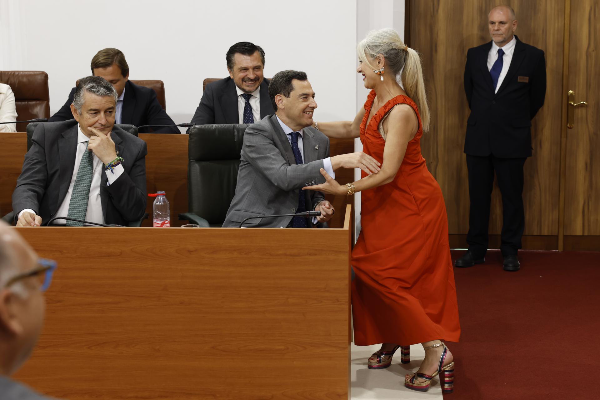 GRAFAND3099. SEVILLA, 11/06/2026.- El presidente electo de Andalucía Juanma Moreno saluda a Patricia del Pozo durante la sesión constitutiva de la XIII legislatura hoy en Sevilla. EFE/ Julio Muñoz***POOL***