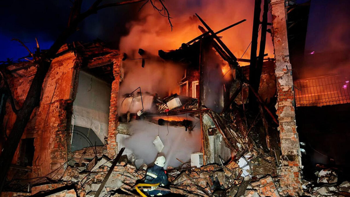 KIEV, 02/06/2026.- El número de muertos en el mayor ataque ruso a Ucrania de los últimos meses, que tuvo lugar la pasada noche y fue uno de los más masivos de toda la guerra, asciende a al menos 13, incluido un niño, tras actualizar este martes las autoridades ucranianas la cifra de fallecidos en Dnipró. Los ataques rusos mataron a al menos nueve personas en una zona residencial de esa ciudad del centro-este de Ucrania, y a otras cuatro en la capital, Kiev, según el último balance publicado en Telegram por el ministro del Interior ucraniano, Igor Klimenko. EFE/ Servicios de Emergencias de Ucrania - SOLO USO EDITORIAL/SOLO DISPONIBLE PARA ILUSTRAR LA NOTICIA QUE ACOMPAÑA (CRÉDITO OBLIGATORIO) -