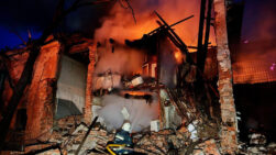 KIEV, 02/06/2026.- El número de muertos en el mayor ataque ruso a Ucrania de los últimos meses, que tuvo lugar la pasada noche y fue uno de los más masivos de toda la guerra, asciende a al menos 13, incluido un niño, tras actualizar este martes las autoridades ucranianas la cifra de fallecidos en Dnipró. Los ataques rusos mataron a al menos nueve personas en una zona residencial de esa ciudad del centro-este de Ucrania, y a otras cuatro en la capital, Kiev, según el último balance publicado en Telegram por el ministro del Interior ucraniano, Igor Klimenko. EFE/ Servicios de Emergencias de Ucrania - SOLO USO EDITORIAL/SOLO DISPONIBLE PARA ILUSTRAR LA NOTICIA QUE ACOMPAÑA (CRÉDITO OBLIGATORIO) -