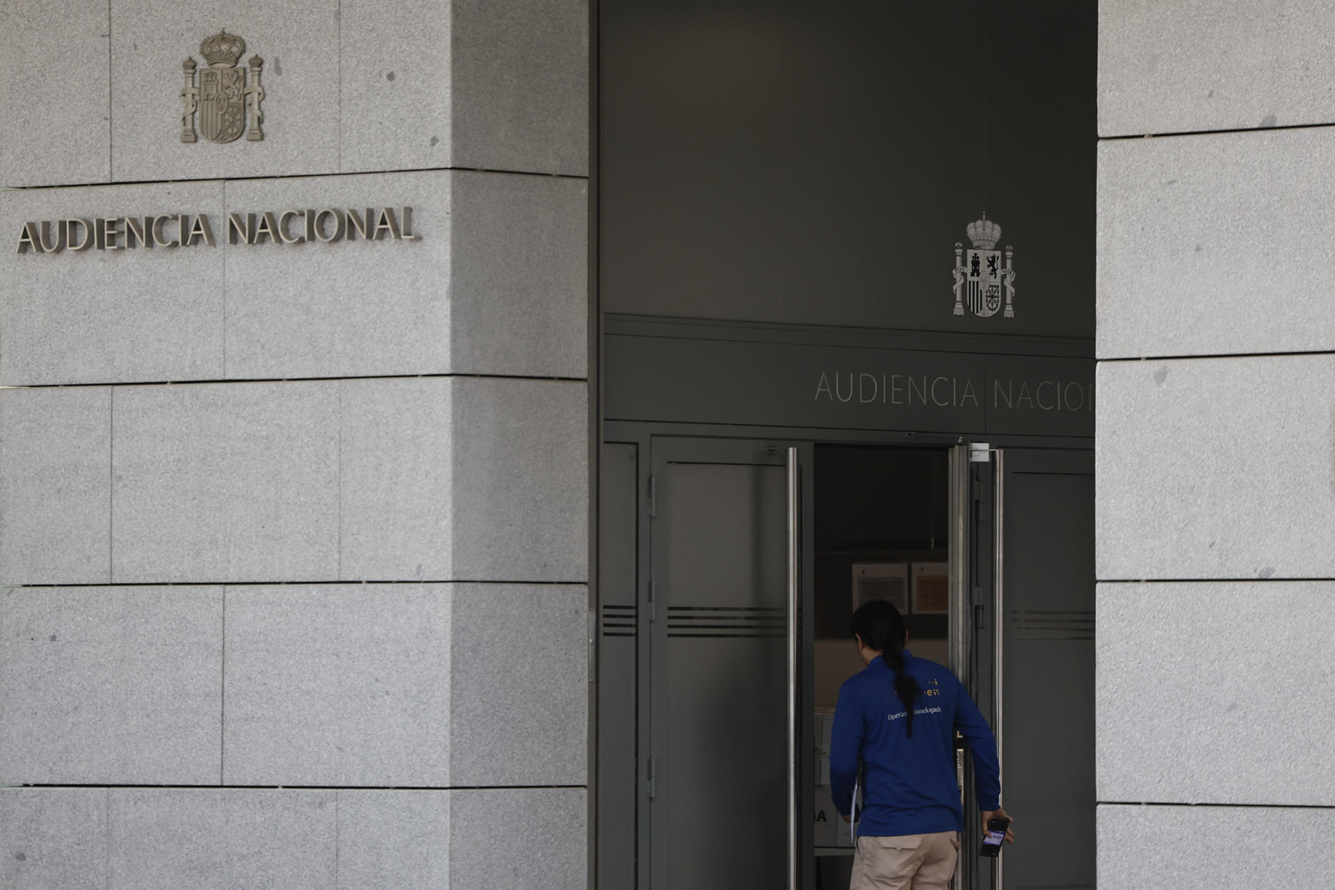 MADRID, 23/06/2026.- Acceso a la Audiencia Nacional, este martes en Madrid, donde el juez Santiago Pedraz comienza a interrogar a los dos primeros testigos de la veintena que ha señalado por el caso Leire, el general al mando de la Jefatura de la Guardia Civil y el comandante en funciones de secretario del DAO de la Guardia Civil, Juan Manuel Barco Mostazo. EFE/ Sergio Perez