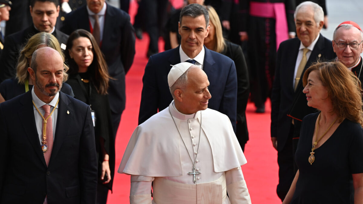 MADRID (ESPAÑA), 08/06/2026.- El papa León XIV (C) junto a la presidenta del Congreso, Francina Armengol (d), y el presidente del Senado, Pedro Rollán (i), a su llegada al Congreso de los diputados donde se espera que pronuncie este lunes un esperado e histórico discurso en las Cortes durante su visita a España. EFE/ Fernando Villar