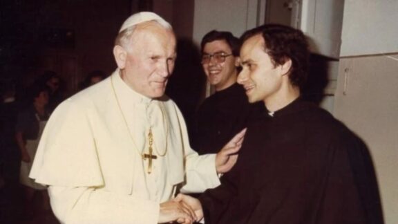 Robert Prevost y el Papa Juan Pablo II.