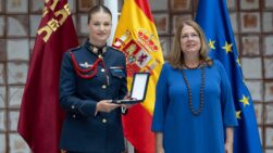 La Princesa Leonor y la presidenta de la Asamblea de Murcia, Visitación Martínez.