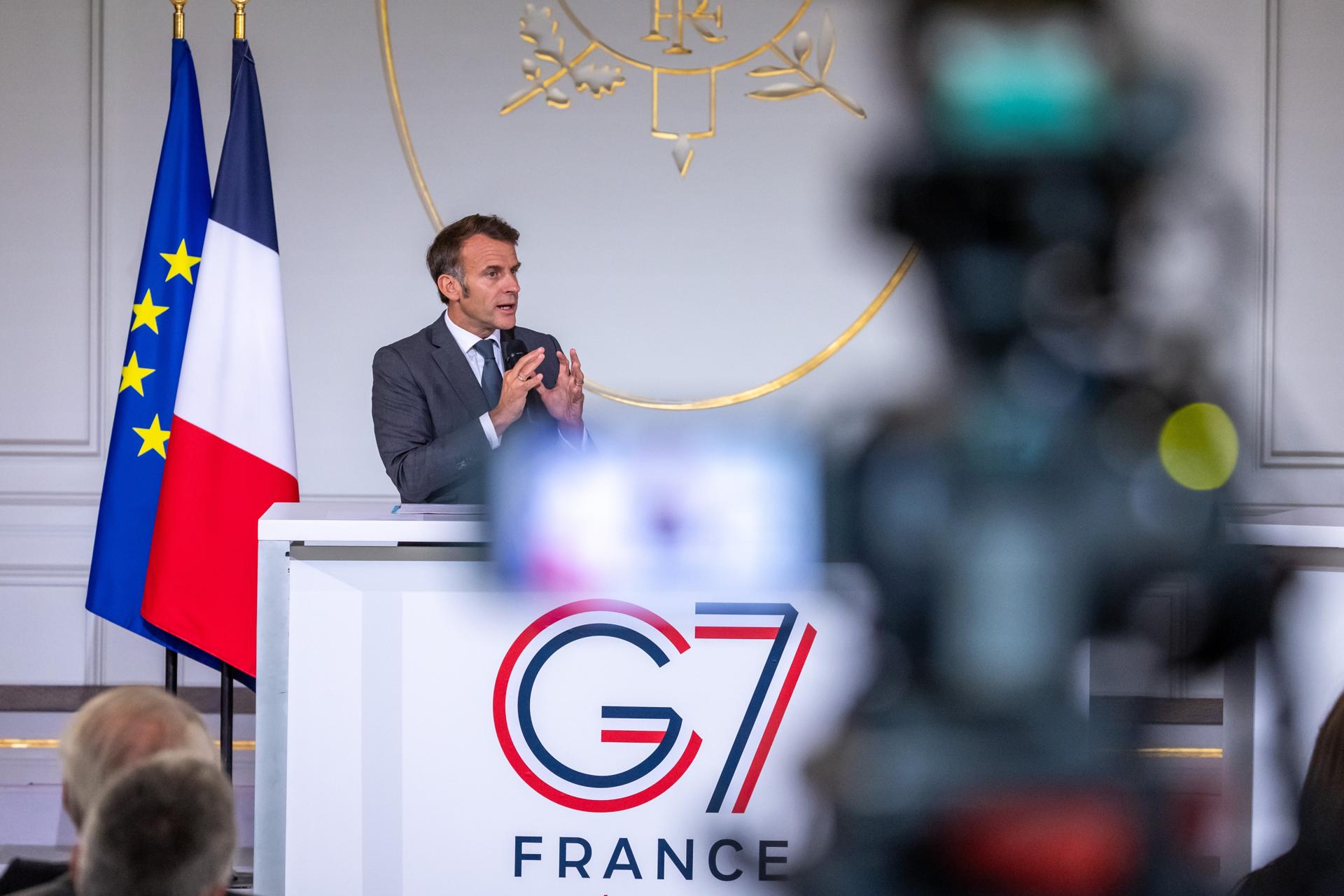 PARIS (France), 10/06/2026.- French President Emmanuel Macron speaks during a meeting with leaders of the Engagement Groups involved in the G7 on social and economic issues at the Elysee Palace in Paris, France, 10 June 2026. (Francia) EFE/EPA/CHRISTOPHE PETIT TESSON / POOL