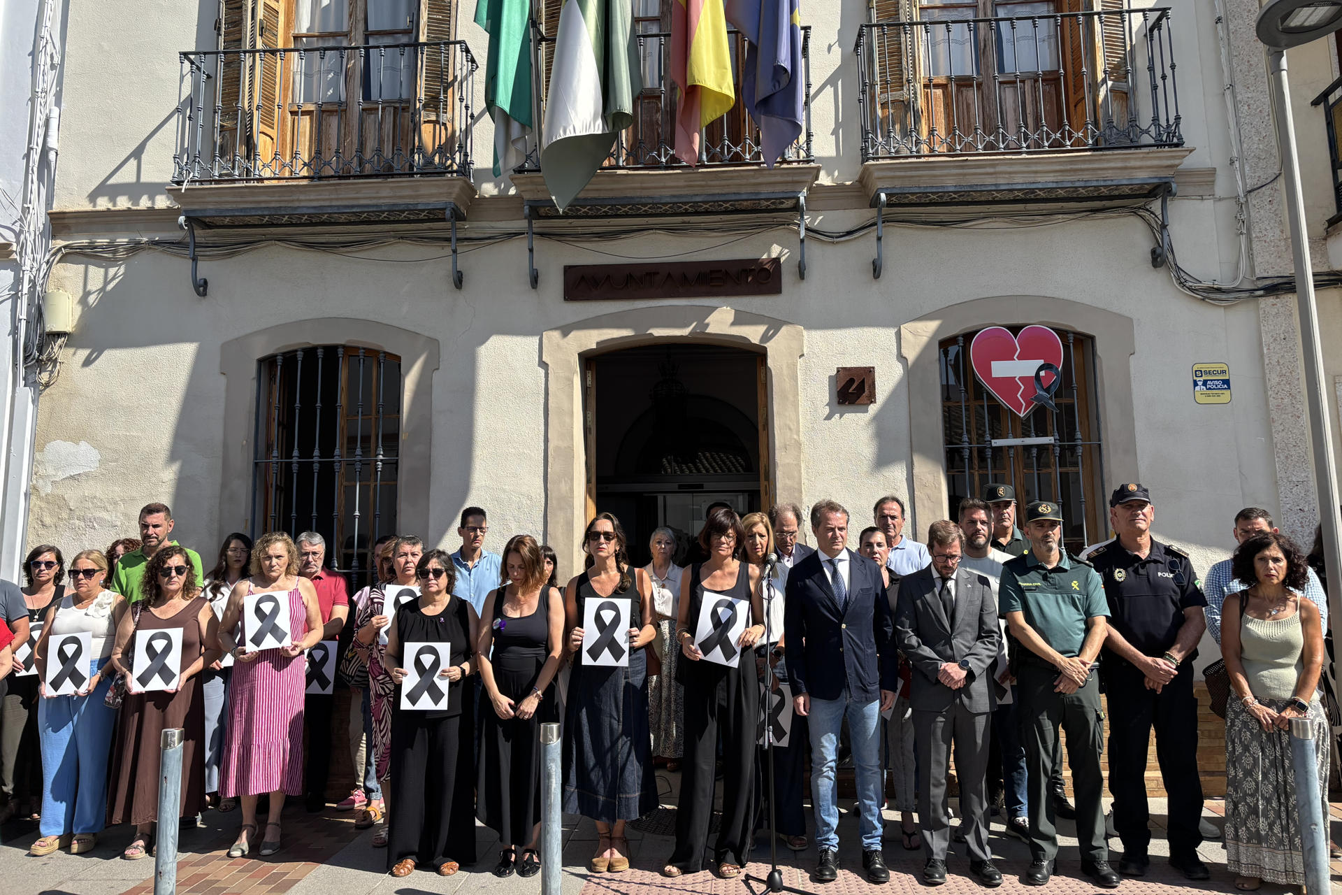 MAIRENA DEL ALJARAFE (SEVILLA) 29/06/2026.- Minuto de silencio en las puertas del ayuntamiento en memoria de la mujer asesinada el pasado sábado, presuntamente a manos de su pareja, y ha decretado un día de luto oficial. EFE/ Laura Rincón