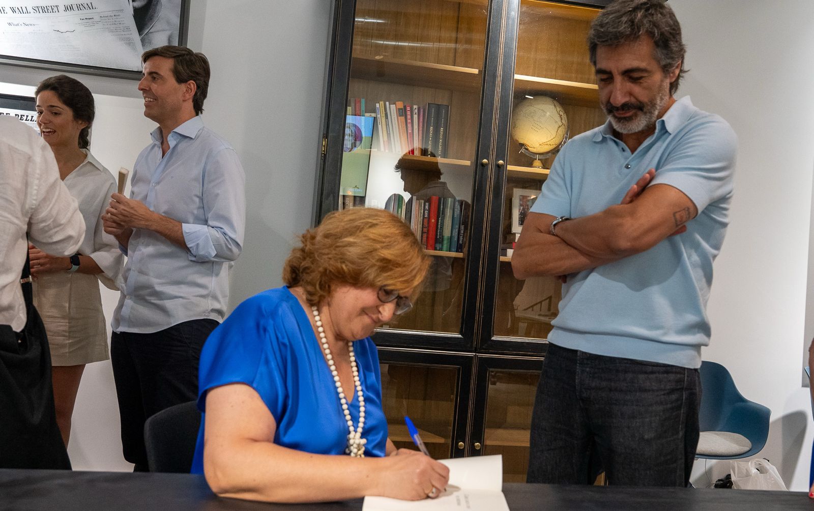 María Dabán le firma el libro a su compañero y amigo, el también escritor y colaborador de 'El Hormiguero' Juan del Val