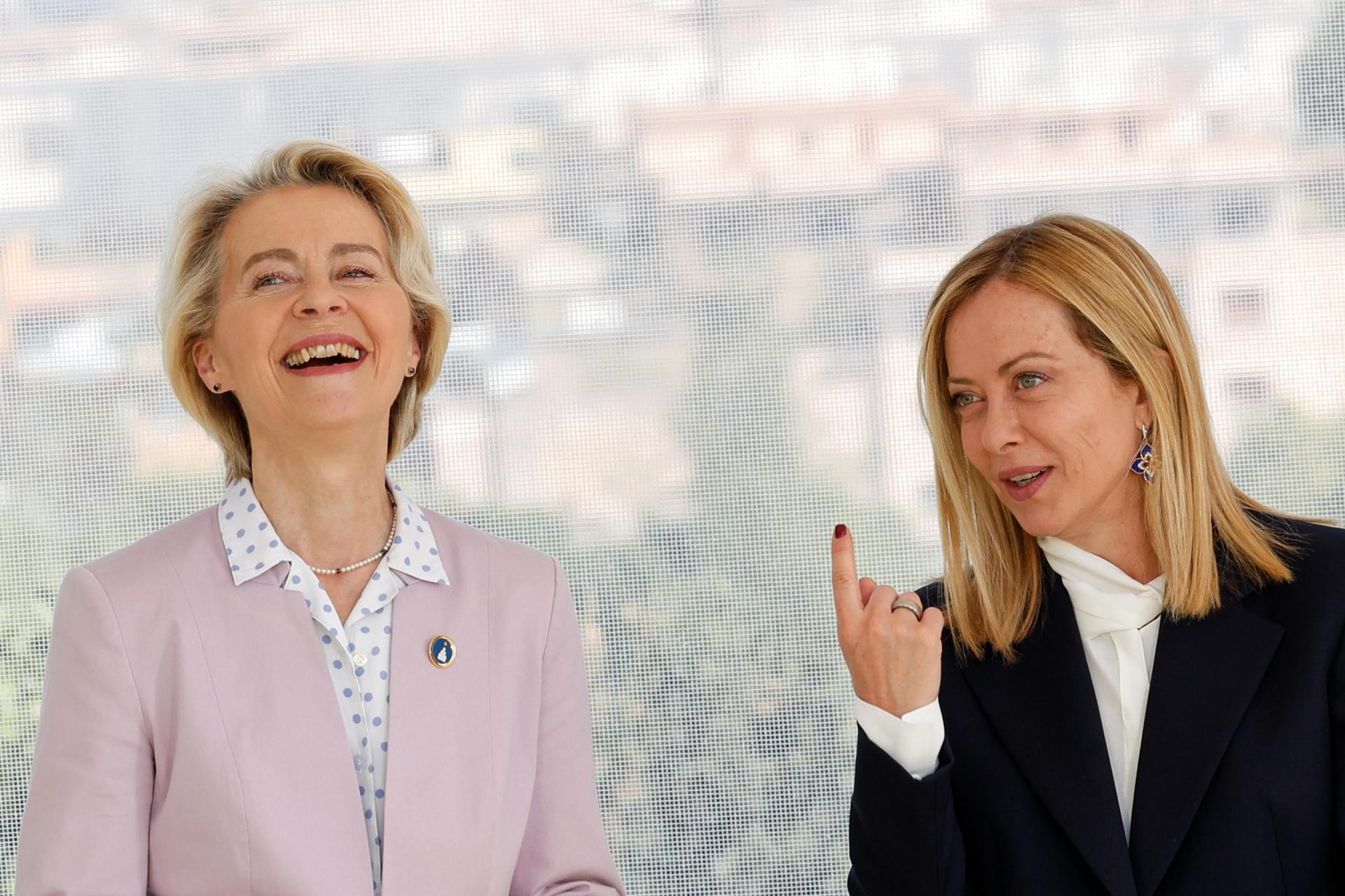 Rome (Italy), 20/06/2025.- Italian Prime Minister Giorgia Meloni (R) and European Commission President Ursula von der Leyen speak during the summit 'The Mattei Plan for Africa and the Global Gateway: A common effort with the African Continent' at Villa Doria Pamphilj in Rome, Italy, 20 June 2025. (Italia, Roma) EFE/EPA/GIUSEPPE LAMI