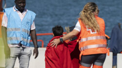 ARRECIFE (LANZAROTE), 14/06/2026.- La Salvamar Acrux ha rescatado este domingo a 77 inmigrantes de origen magrebí y subsahariano, entre ellos 6 mujeres y 3 niños,, cuando viajaban en una neumática al este de Lanzarote. En la imagen, el momento del desembarco en el puerto de Arrecife. EFE/ Adriel Perdomo
