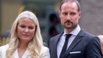 (Foto de ARCHIVO) 25 June 2022, Norway, Oslo: Haakon, Crown Prince of Norway, Mette-Marit, Crown Princess of Norway and Prime Minister of Norway Jonas Gahr Store (R) visit the site of a shooting in Oslo that targeted a gay bar, leaving two people dead and 21 others injured. Photo: Javad Parsa/dpa 25/6/2022 ONLY FOR USE IN SPAIN