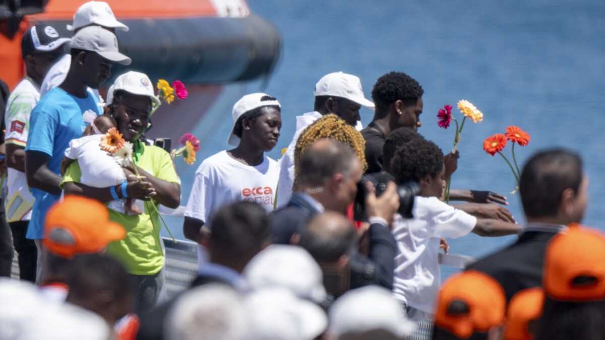 Vista del encuentro del papa León XIV con más de un millar de inmigrantes de África y América Latina, y con representantes de las principales instituciones y organizaciones sociales que trabajan en los servicios de rescate, acogida e integración en el muelle de Arguineguín, en la isla de Gran Canaria, este jueves, en el sexto día de su viaje a España. EFE/Carlos de Saá