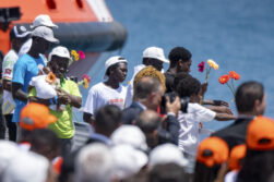 Vista del encuentro del papa León XIV con más de un millar de inmigrantes de África y América Latina, y con representantes de las principales instituciones y organizaciones sociales que trabajan en los servicios de rescate, acogida e integración en el muelle de Arguineguín, en la isla de Gran Canaria, este jueves, en el sexto día de su viaje a España. EFE/Carlos de Saá