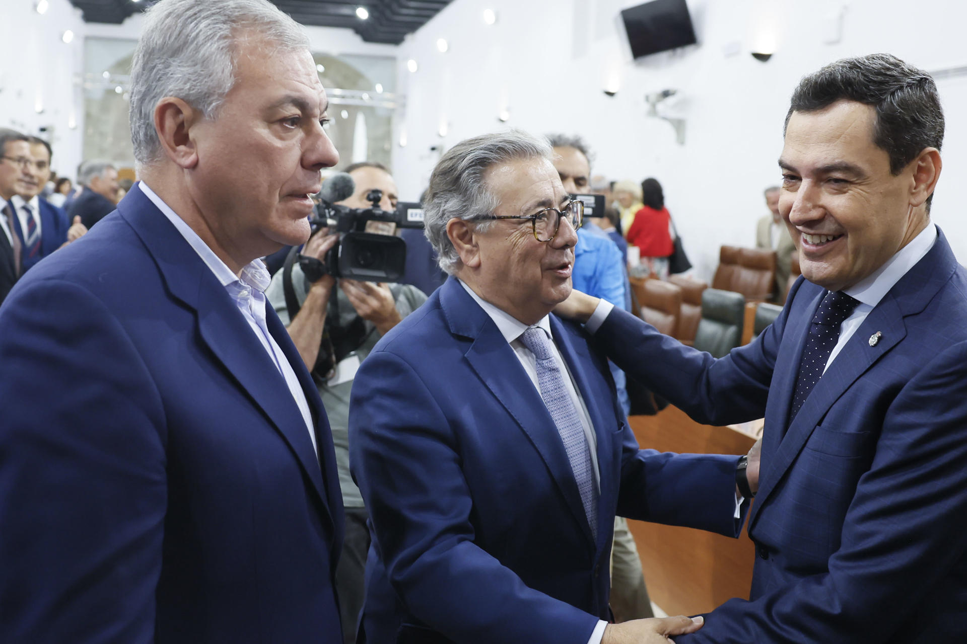 El candidato a la reelección, Juanma Moreno, saluda al eurodiputado Juan Ignacio Zoido