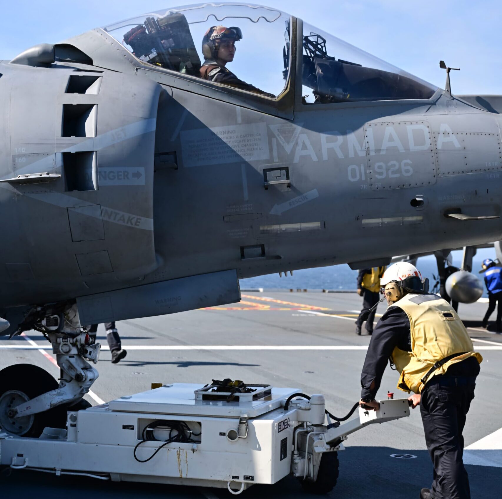 La marinero Andrea Gil guiando un Harrier