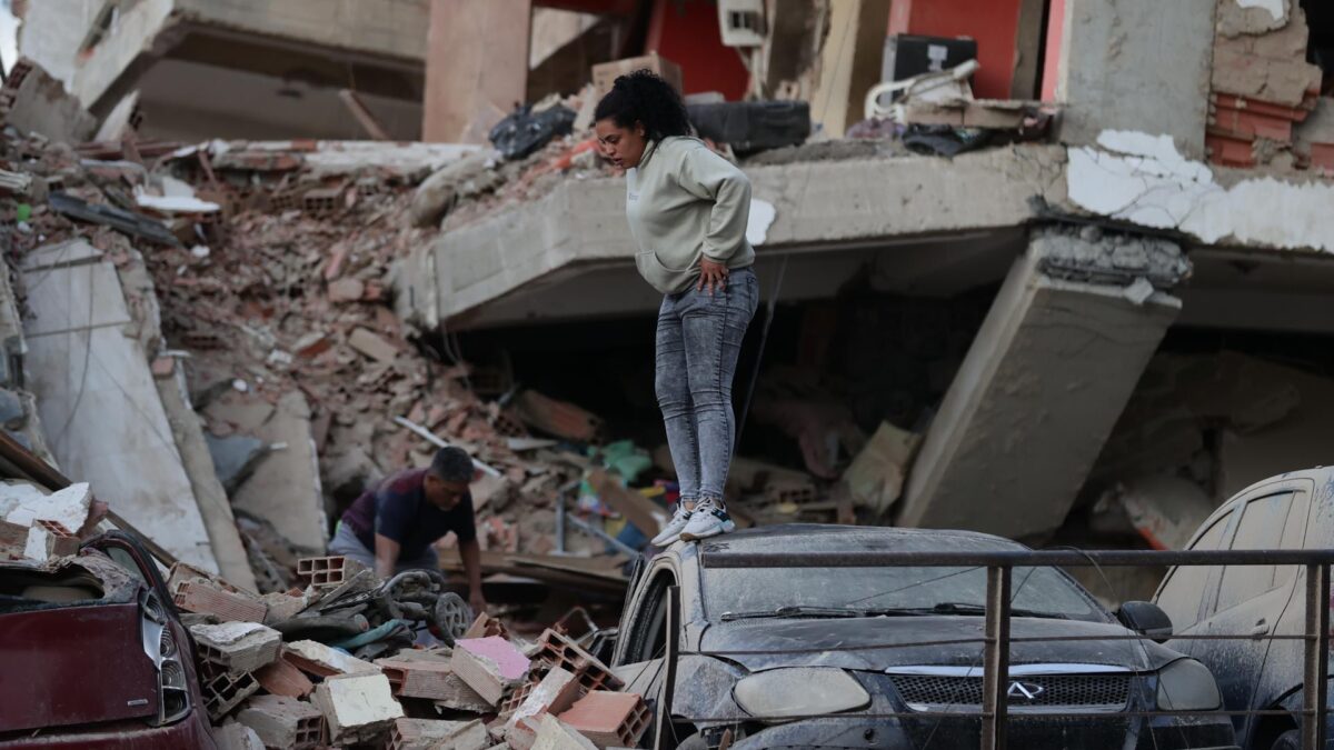 CATIA LA MAR (VENEZUELA), 25/06/2026.- Residentes entre los escombros de un edificio en ruinas por los terremotos, en la localidad de Catia La Mar, en el estado costero de La Guaira (Venezuela) este jueves. EFE/ Ronald Pena R.