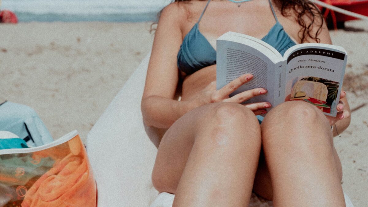 Mujer leyendo en la playa - Cultura