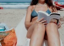 Mujer leyendo en la playa - Cultura