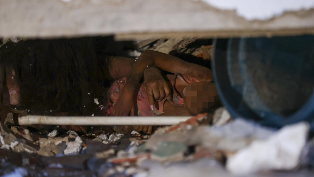 FOTODELDIA CATIA LA MAR (VENEZUELA), 25/06/2026.- Una de las personas atrapadas entre los escombros de uno de los edificios afectados por los terremotos, en la localidad de Catia La Mar, en el estado costero de La Guaira (Venezuela) este jueves. EFE/ Ronald Pena R.