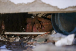 FOTODELDIA CATIA LA MAR (VENEZUELA), 25/06/2026.- Una de las personas atrapadas entre los escombros de uno de los edificios afectados por los terremotos, en la localidad de Catia La Mar, en el estado costero de La Guaira (Venezuela) este jueves. EFE/ Ronald Pena R.