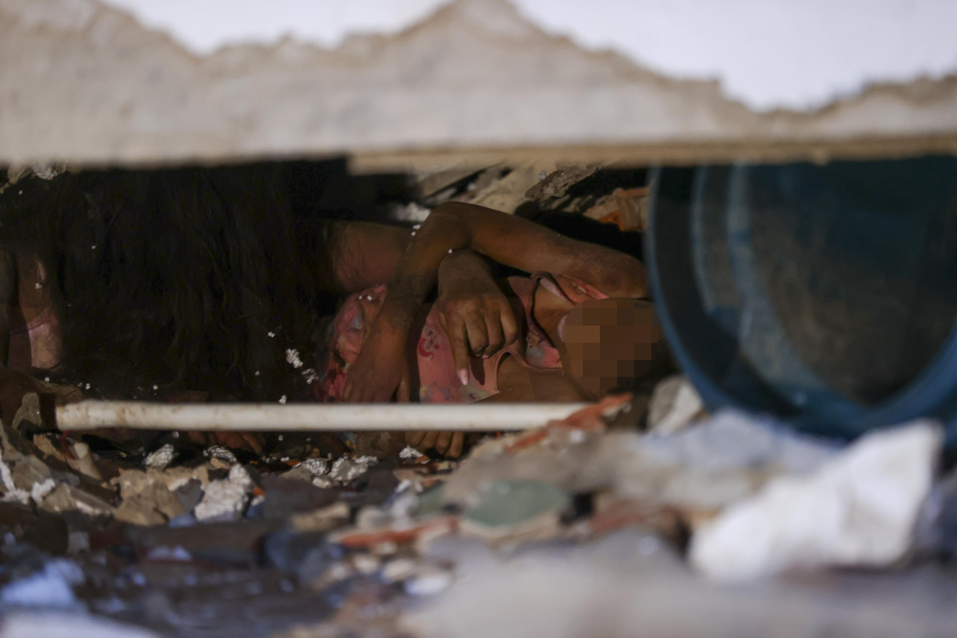 FOTODELDIA CATIA LA MAR (VENEZUELA), 25/06/2026.- Una de las personas atrapadas entre los escombros de uno de los edificios afectados por los terremotos, en la localidad de Catia La Mar, en el estado costero de La Guaira (Venezuela) este jueves. EFE/ Ronald Pena R.