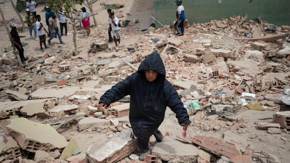 AME4332. LA GUAIRA (VENEZUELA), 25/06/2026.- Un niño camina este jueves, entre los escombros de edificios afectados por los terremotos en La Guaira (Venezuela). El número de fallecidos en Venezuela a causa de los dos terremotos del miércoles se elevó a 188 y el de heridos a 1.520, mientras que al menos 346 construcciones, entre edificios, hospitales y centros comerciales, resultaron afectadas, informó el presidente de la Asamblea Nacional (AN, Parlamento), el chavista Jorge Rodríguez. EFE/ Ronald Peña R.